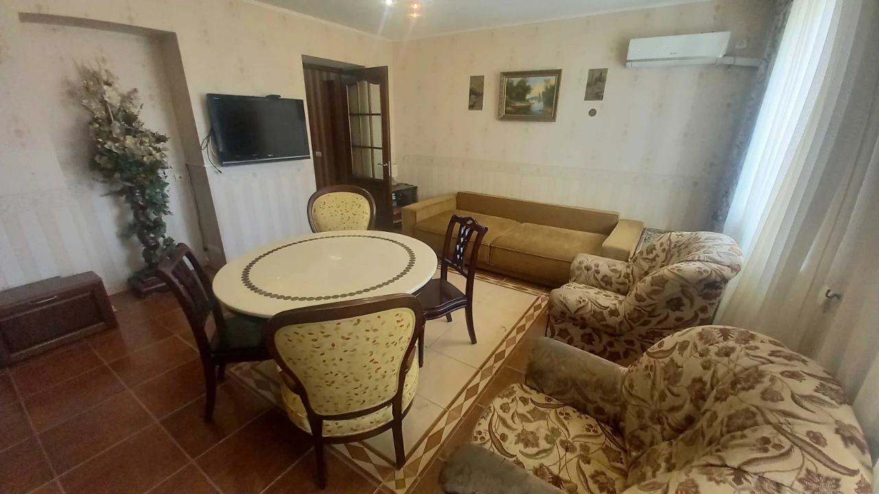 Центр, Площа Поезії! Простора 2к.кв. 88м² з кухнею-студією (