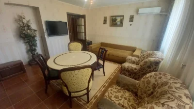 Центр, Площа Поезії! Простора 2к.кв. 88м² з кухнею-студією (