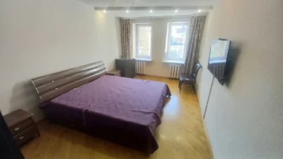 Центр, Площа Поезії! Простора 2к.кв. 88м² з кухнею-студією (