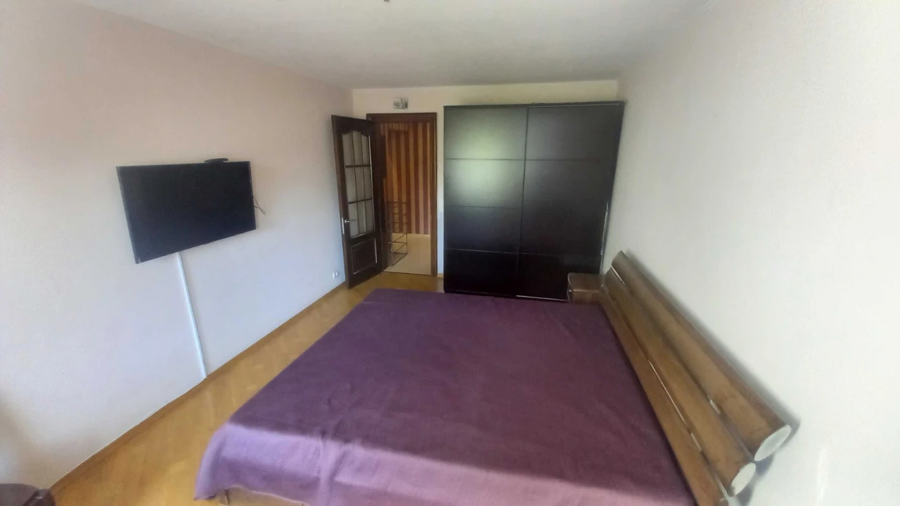 Центр, Площа Поезії! Простора 2к.кв. 88м² з кухнею-студією (