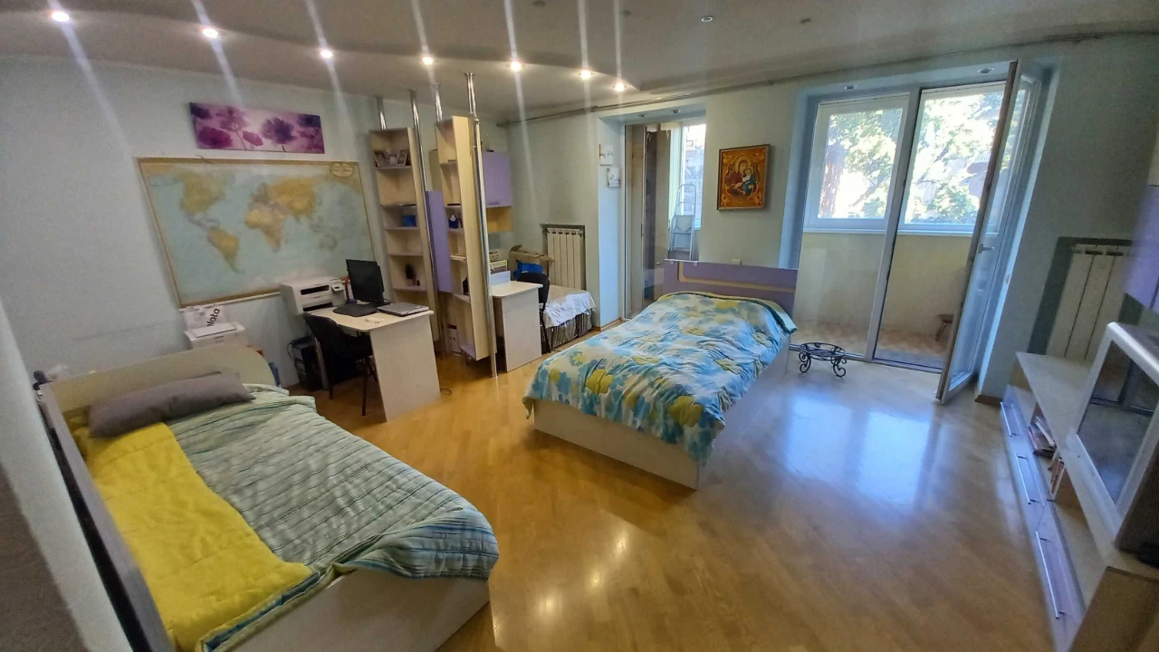 Центр, Площа Поезії! Простора 2к.кв. 88м² з кухнею-студією (
