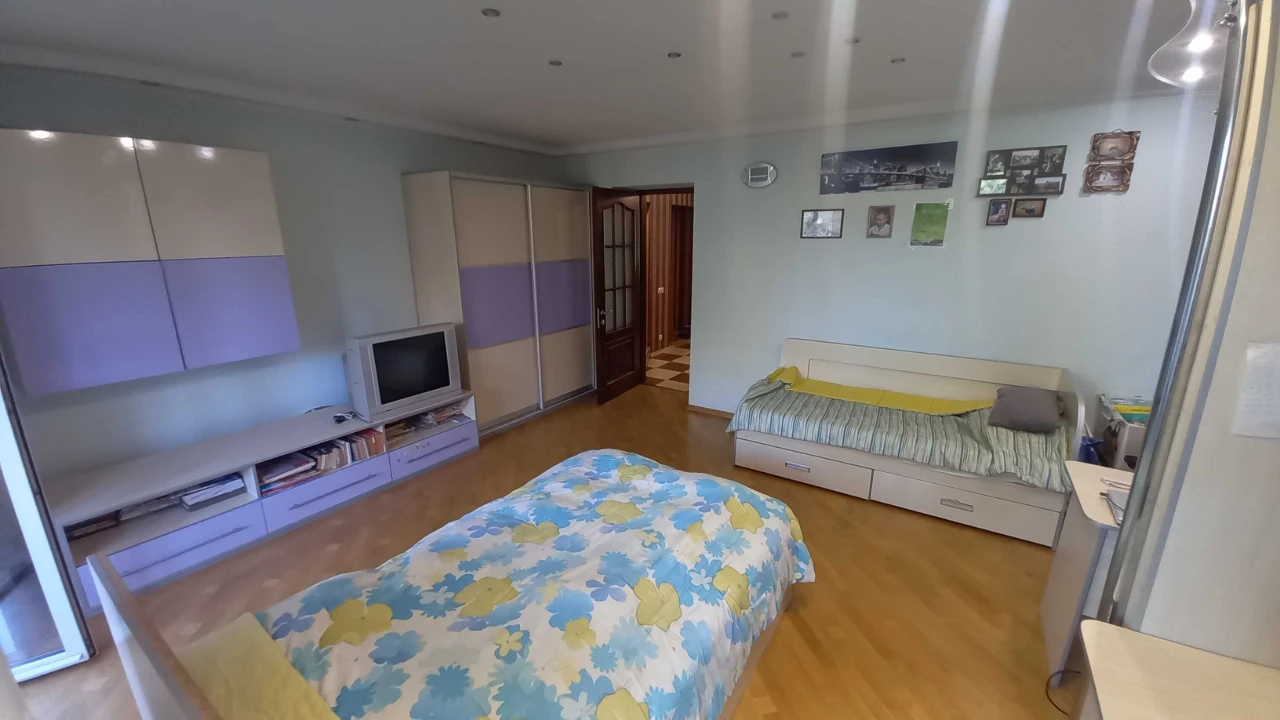 Центр, Площа Поезії! Простора 2к.кв. 88м² з кухнею-студією (