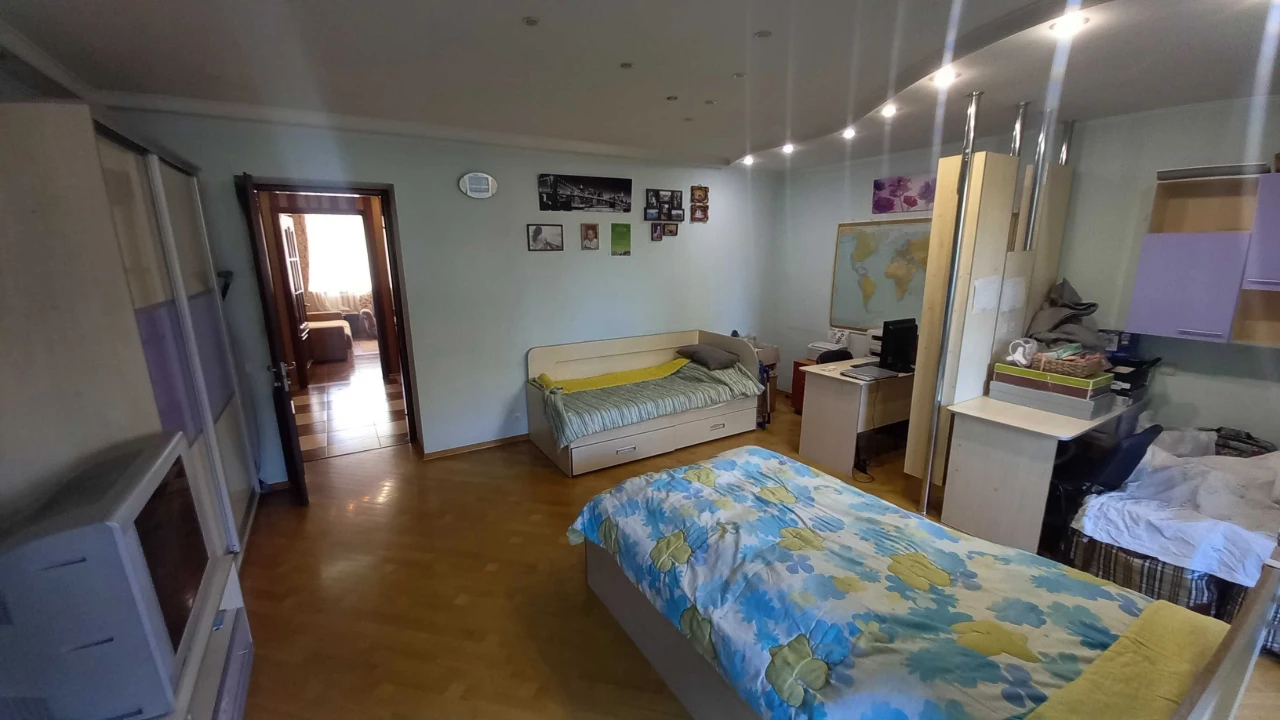Центр, Площа Поезії! Простора 2к.кв. 88м² з кухнею-студією (