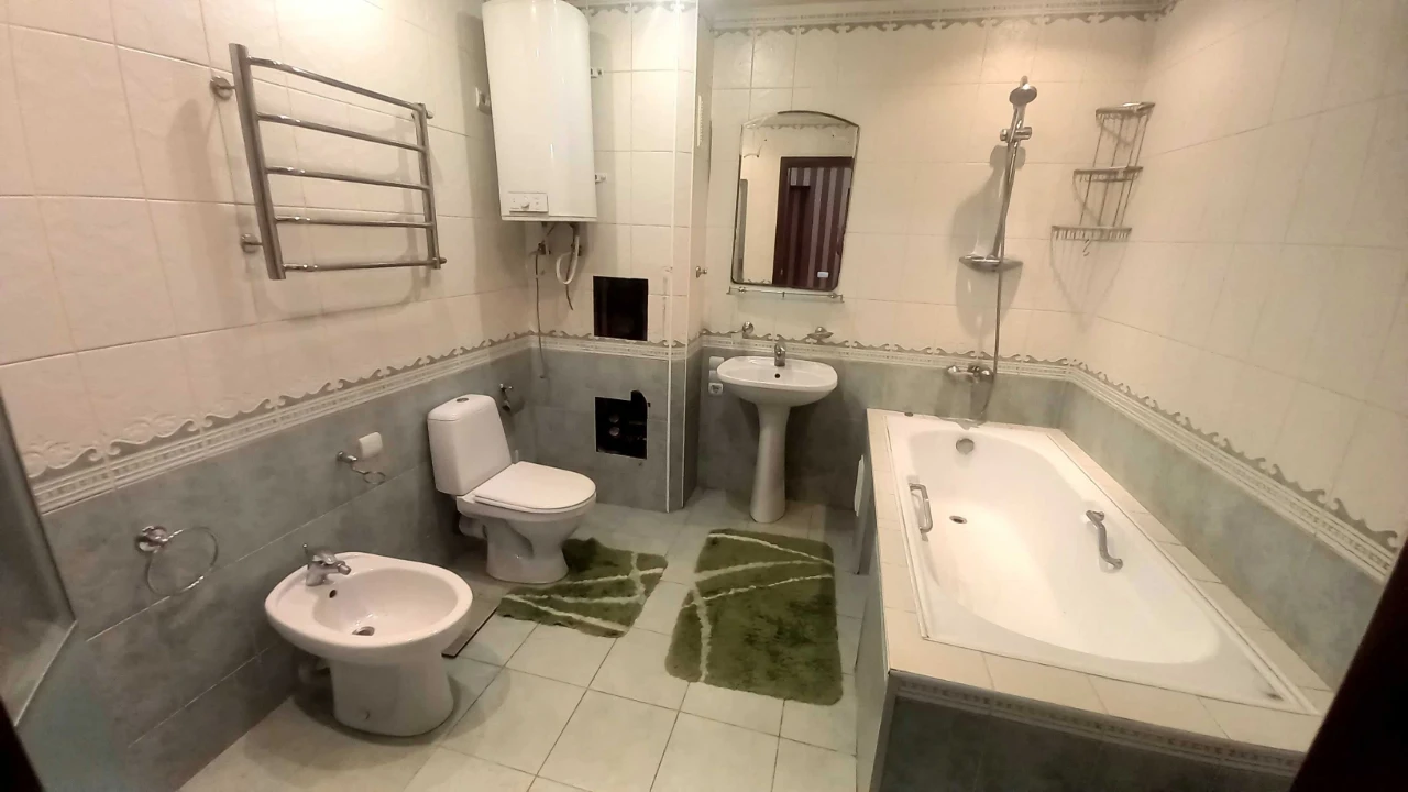Центр, Площа Поезії! Простора 2к.кв. 88м² з кухнею-студією (