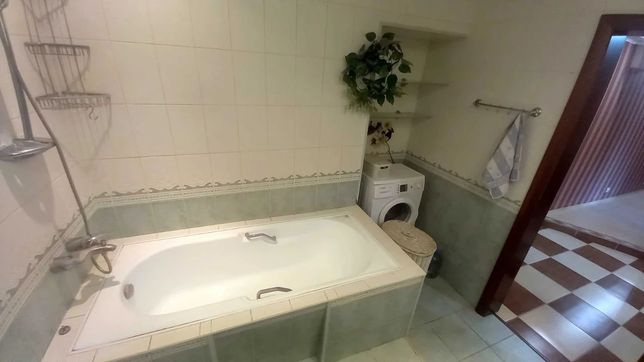 Центр, Площа Поезії! Простора 2к.кв. 88м² з кухнею-студією (