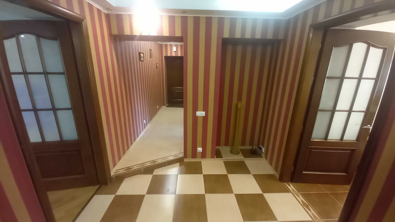 Центр, Площа Поезії! Простора 2к.кв. 88м² з кухнею-студією (