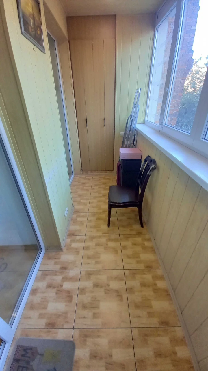 Центр, Площа Поезії! Простора 2к.кв. 88м² з кухнею-студією (