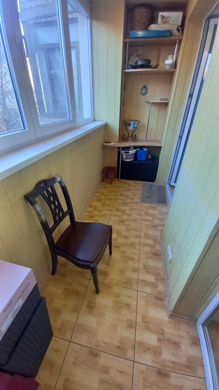 Центр, Площа Поезії! Простора 2к.кв. 88м² з кухнею-студією (