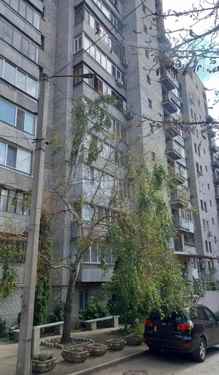 Центр, Площа Поезії! Простора 2к.кв. 88м² з кухнею-студією (