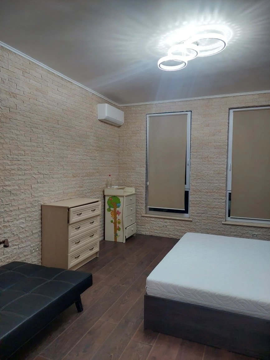1 комн. квартира 36 м.кв. ,,авторский дизайнер,кирпичный дом