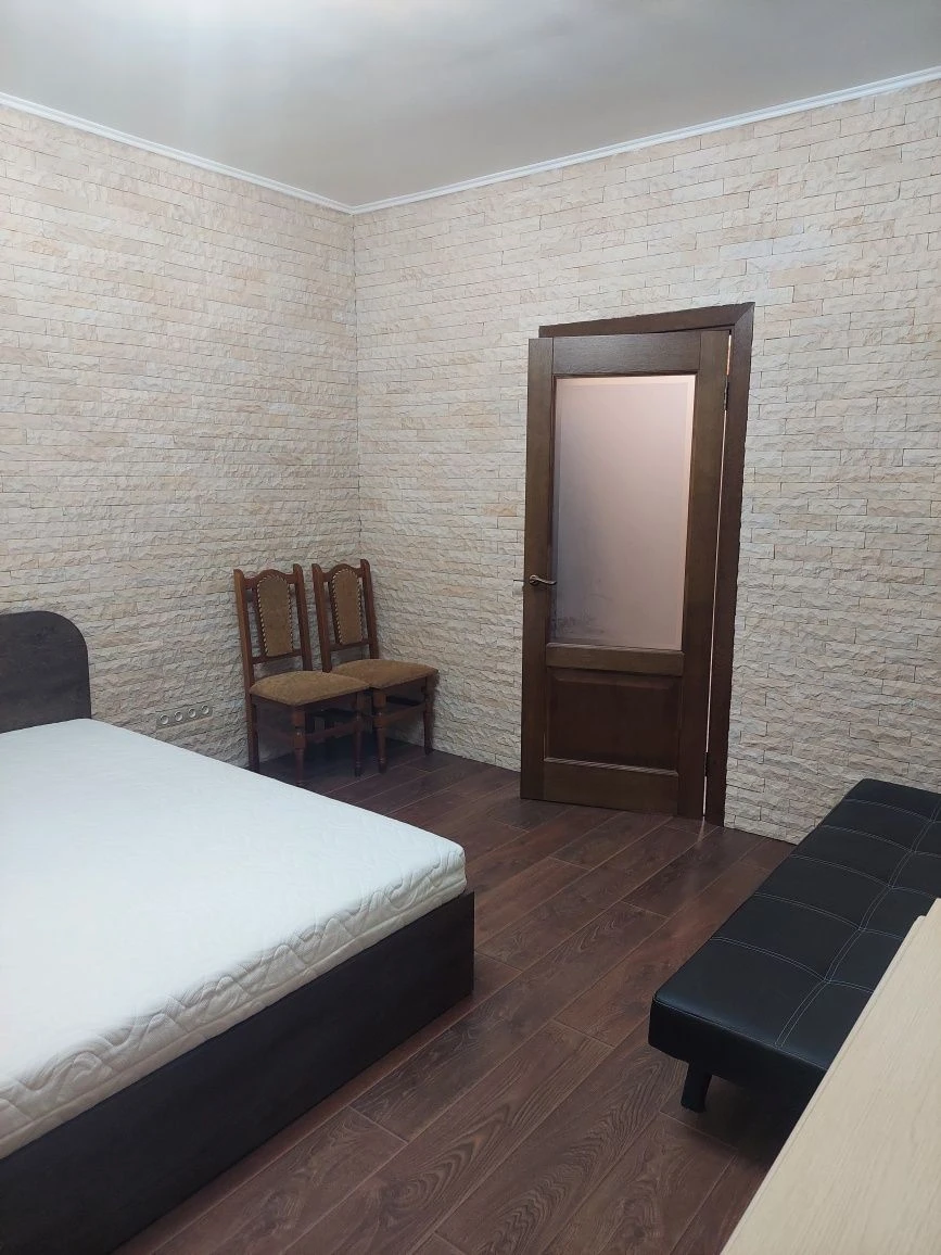 1 комн. квартира 36 м.кв. ,,авторский дизайнер,кирпичный дом