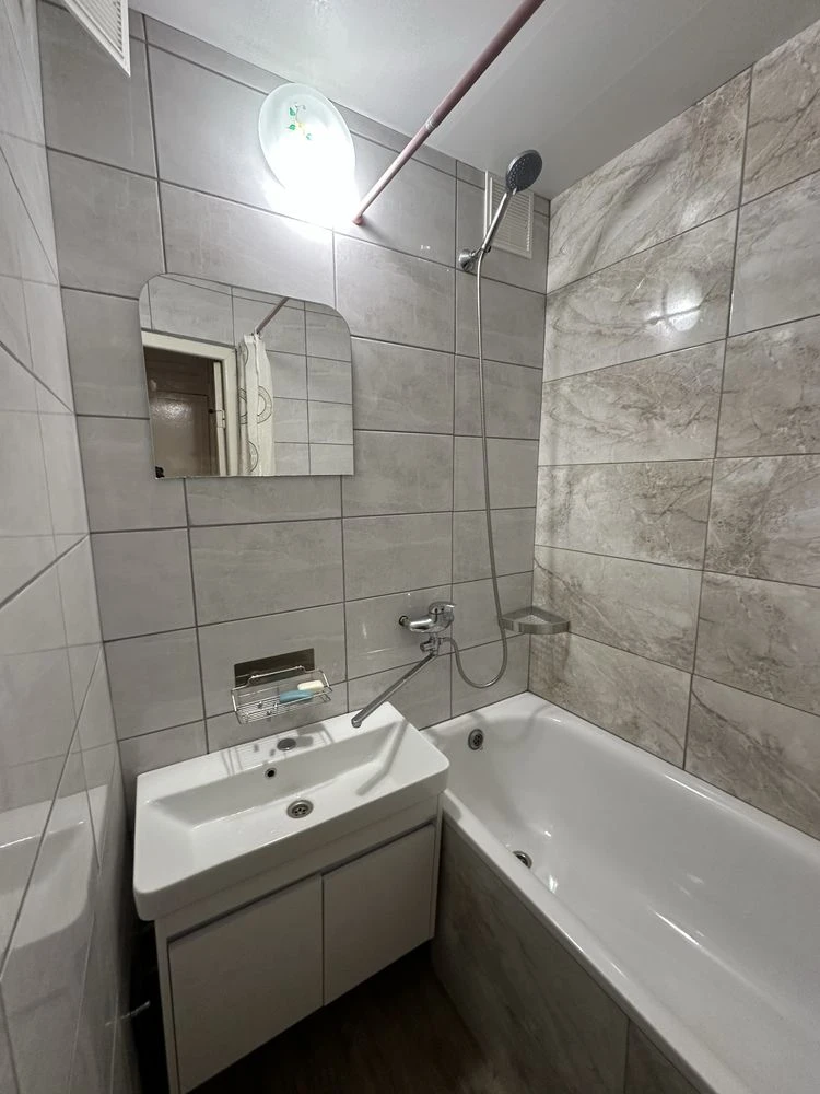 Продаж 3 кімнатної квартири 12 квартал, 2 поверх