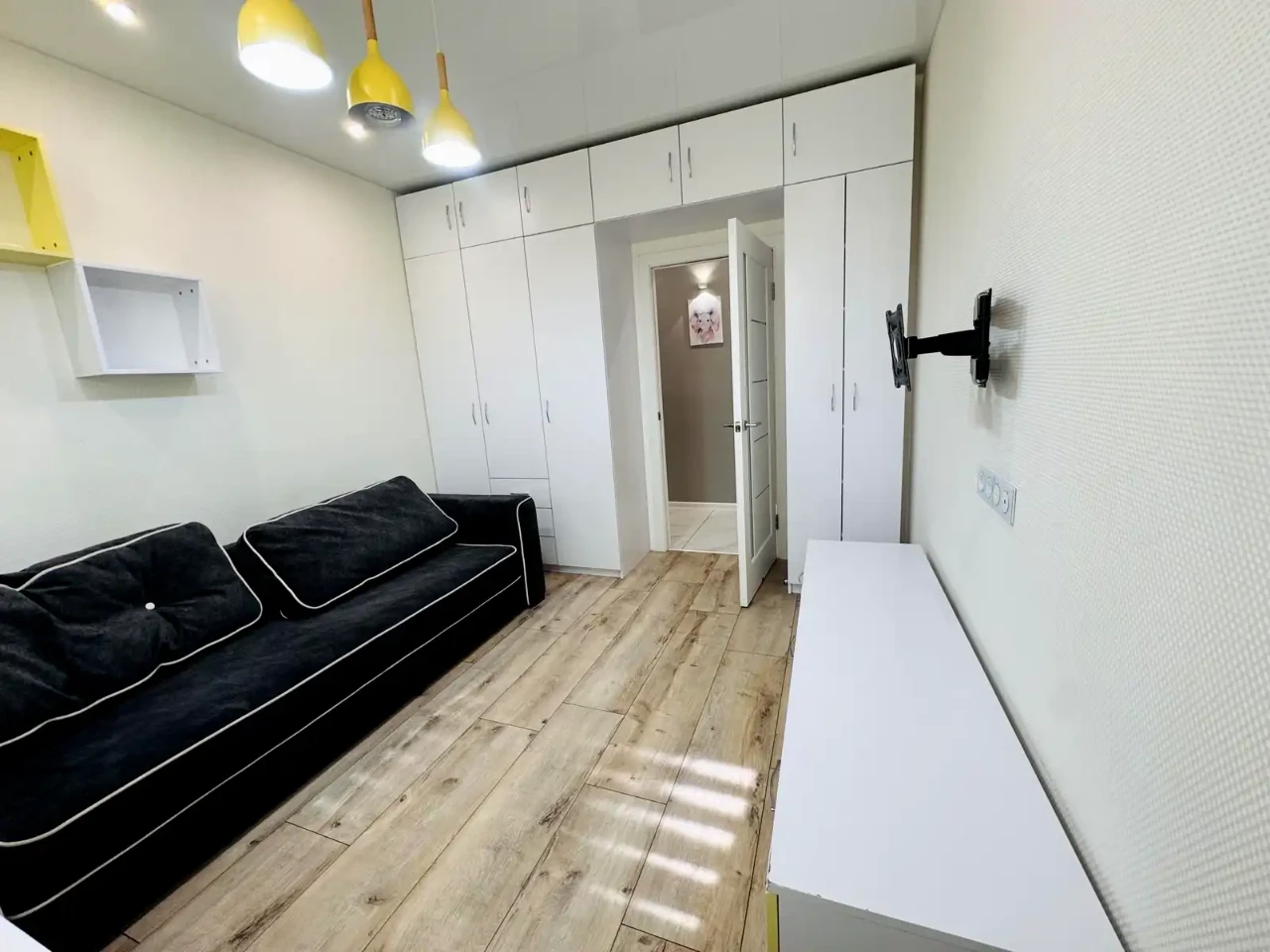 Here are a few options, depending on the desired level of formality and detail:

**Option 1 (Most straightforward):**

"Apartment for rent: 3-room apartment, 90 square meters, 2nd floor of a 25-story building."

**Option 2 (More natural sounding):**

"We are renting a 3-room apartment, 90 square meters, located on the 2nd floor of a 25-story building."

**Option 3 (More descriptive, suitable for an advertisement):**

"3-room apartment for rent: 90 square meters, 2nd floor, 25-story building.  Great location!" (Adding "Great location!" emphasizes a desirable feature.)

**Explanation of choices:**

*   "Оренда квартири" translates directly to "Apartment for rent."
*   "3-кімн." is a common abbreviation for "3-room" in Ukrainian real estate listings.
*   "90 м²" is "90 square meters."
*   "2/25 пов." means "2nd floor of a 25-story building."
*   I've added "of a 25-story building" for clarity in English.

I would choose Option 2 or 3 depending on the context. If it's a formal listing, Option 2 is appropriate. If it's an advertisement, Option 3 might be better.
