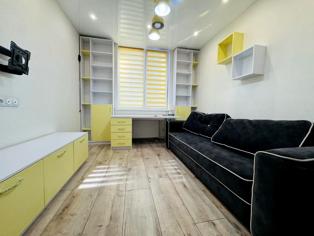 Here are a few options, depending on the desired level of formality and detail:

**Option 1 (Most straightforward):**

"Apartment for rent: 3-room apartment, 90 square meters, 2nd floor of a 25-story building."

**Option 2 (More natural sounding):**

"We are renting a 3-room apartment, 90 square meters, located on the 2nd floor of a 25-story building."

**Option 3 (More descriptive, suitable for an advertisement):**

"3-room apartment for rent: 90 square meters, 2nd floor, 25-story building.  Great location!" (Adding "Great location!" emphasizes a desirable feature.)

**Explanation of choices:**

*   "Оренда квартири" translates directly to "Apartment for rent."
*   "3-кімн." is a common abbreviation for "3-room" in Ukrainian real estate listings.
*   "90 м²" is "90 square meters."
*   "2/25 пов." means "2nd floor of a 25-story building."
*   I've added "of a 25-story building" for clarity in English.

I would choose Option 2 or 3 depending on the context. If it's a formal listing, Option 2 is appropriate. If it's an advertisement, Option 3 might be better.