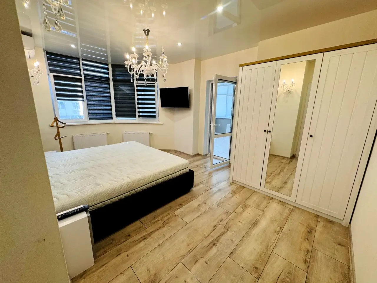 Here are a few options, depending on the desired level of formality and detail:

**Option 1 (Most straightforward):**

"Apartment for rent: 3-room apartment, 90 square meters, 2nd floor of a 25-story building."

**Option 2 (More natural sounding):**

"We are renting a 3-room apartment, 90 square meters, located on the 2nd floor of a 25-story building."

**Option 3 (More descriptive, suitable for an advertisement):**

"3-room apartment for rent: 90 square meters, 2nd floor, 25-story building.  Great location!" (Adding "Great location!" emphasizes a desirable feature.)

**Explanation of choices:**

*   "Оренда квартири" translates directly to "Apartment for rent."
*   "3-кімн." is a common abbreviation for "3-room" in Ukrainian real estate listings.
*   "90 м²" is "90 square meters."
*   "2/25 пов." means "2nd floor of a 25-story building."
*   I've added "of a 25-story building" for clarity in English.

I would choose Option 2 or 3 depending on the context. If it's a formal listing, Option 2 is appropriate. If it's an advertisement, Option 3 might be better.