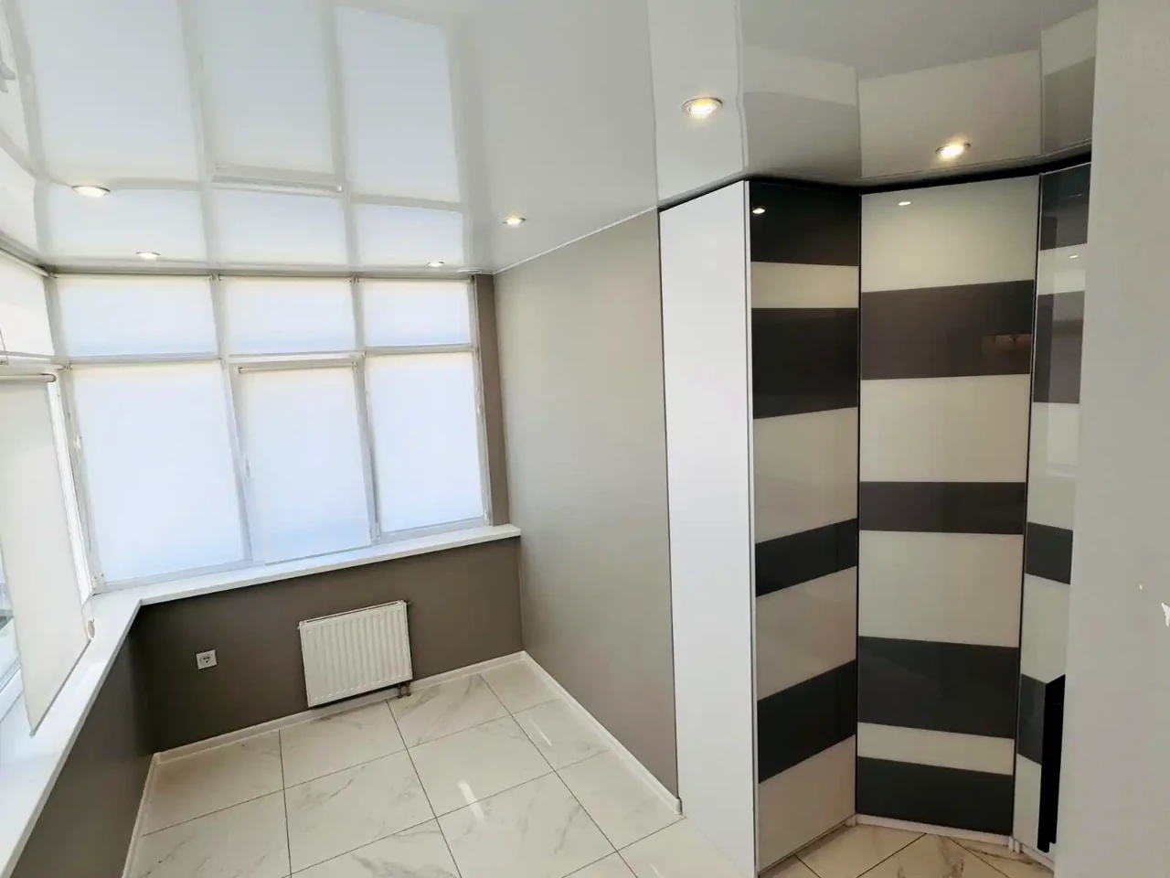 Here are a few options, depending on the desired level of formality and detail:

**Option 1 (Most straightforward):**

"Apartment for rent: 3-room apartment, 90 square meters, 2nd floor of a 25-story building."

**Option 2 (More natural sounding):**

"We are renting a 3-room apartment, 90 square meters, located on the 2nd floor of a 25-story building."

**Option 3 (More descriptive, suitable for an advertisement):**

"3-room apartment for rent: 90 square meters, 2nd floor, 25-story building.  Great location!" (Adding "Great location!" emphasizes a desirable feature.)

**Explanation of choices:**

*   "Оренда квартири" translates directly to "Apartment for rent."
*   "3-кімн." is a common abbreviation for "3-room" in Ukrainian real estate listings.
*   "90 м²" is "90 square meters."
*   "2/25 пов." means "2nd floor of a 25-story building."
*   I've added "of a 25-story building" for clarity in English.

I would choose Option 2 or 3 depending on the context. If it's a formal listing, Option 2 is appropriate. If it's an advertisement, Option 3 might be better.
