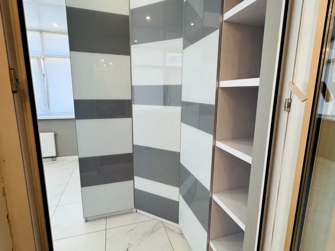 Here are a few options, depending on the desired level of formality and detail:

**Option 1 (Most straightforward):**

"Apartment for rent: 3-room apartment, 90 square meters, 2nd floor of a 25-story building."

**Option 2 (More natural sounding):**

"We are renting a 3-room apartment, 90 square meters, located on the 2nd floor of a 25-story building."

**Option 3 (More descriptive, suitable for an advertisement):**

"3-room apartment for rent: 90 square meters, 2nd floor, 25-story building.  Great location!" (Adding "Great location!" emphasizes a desirable feature.)

**Explanation of choices:**

*   "Оренда квартири" translates directly to "Apartment for rent."
*   "3-кімн." is a common abbreviation for "3-room" in Ukrainian real estate listings.
*   "90 м²" is "90 square meters."
*   "2/25 пов." means "2nd floor of a 25-story building."
*   I've added "of a 25-story building" for clarity in English.

I would choose Option 2 or 3 depending on the context. If it's a formal listing, Option 2 is appropriate. If it's an advertisement, Option 3 might be better.