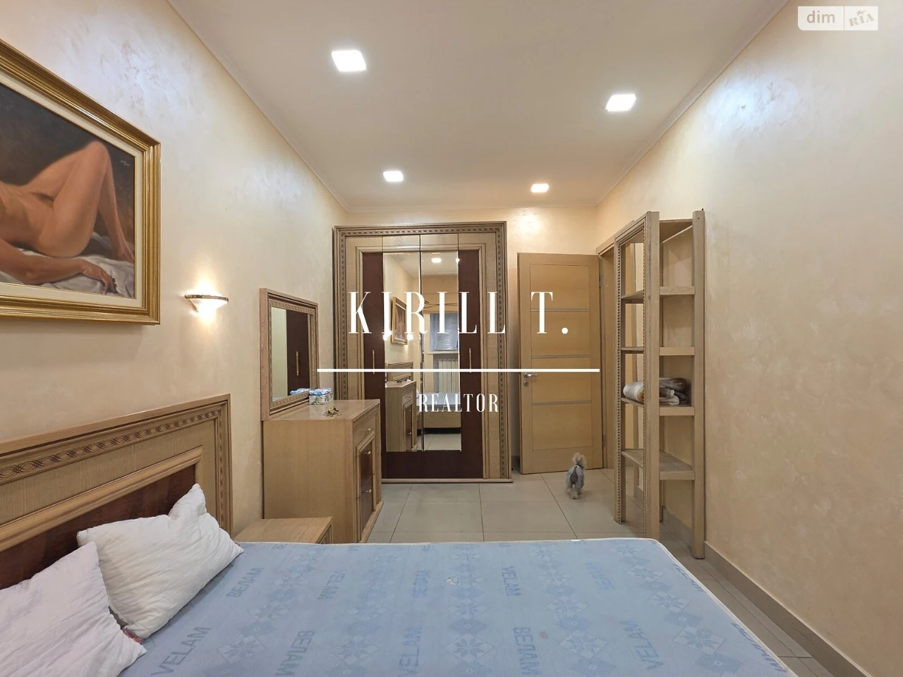 Here are a few options, depending on the specific context and desired emphasis:

**Option 1 (Most straightforward):**

Long-Term Rental, City Center Apartment

**Option 2 (More descriptive):**

Long-Term Rental: Apartment in the City Center

**Option 3 (Focus on availability):**

Apartment for Long-Term Rental in the City Center

**Option 4 (If emphasizing the location):**

City Center Apartment - Long-Term Rental

**Which option is best depends on where this phrase will be used.  For example, if it's a heading on a website, Option 1 or 4 might be best. If it's part of a longer description, Option 2 or 3 might be more appropriate.**