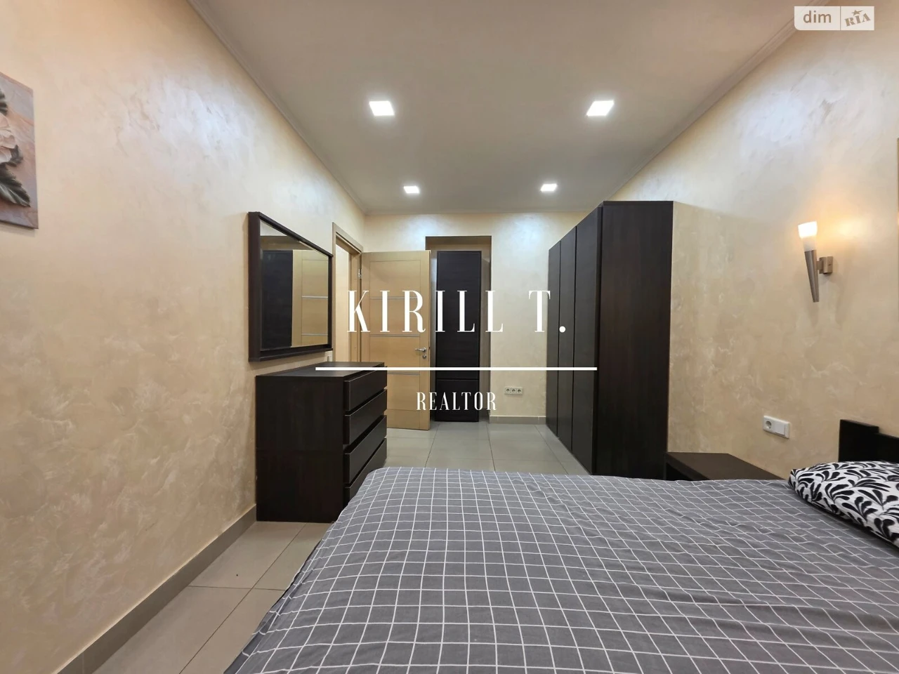 Here are a few options, depending on the specific context and desired emphasis:

**Option 1 (Most straightforward):**

Long-Term Rental, City Center Apartment

**Option 2 (More descriptive):**

Long-Term Rental: Apartment in the City Center

**Option 3 (Focus on availability):**

Apartment for Long-Term Rental in the City Center

**Option 4 (If emphasizing the location):**

City Center Apartment - Long-Term Rental

**Which option is best depends on where this phrase will be used.  For example, if it's a heading on a website, Option 1 or 4 might be best. If it's part of a longer description, Option 2 or 3 might be more appropriate.**
