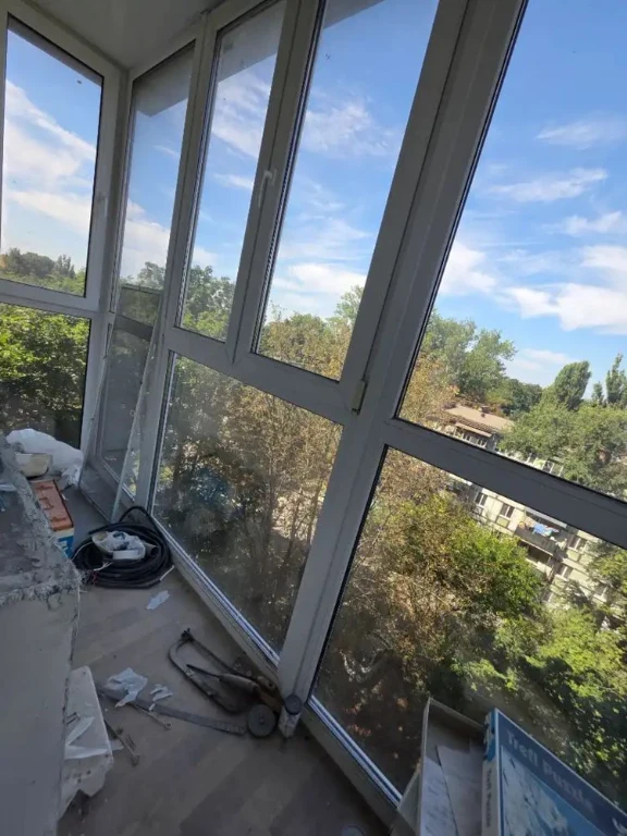 Продаж 3 кімнатної квартири 12 квартал, середній поверх