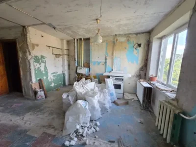 Продаж 3 кімнатної квартири 12 квартал, середній поверх