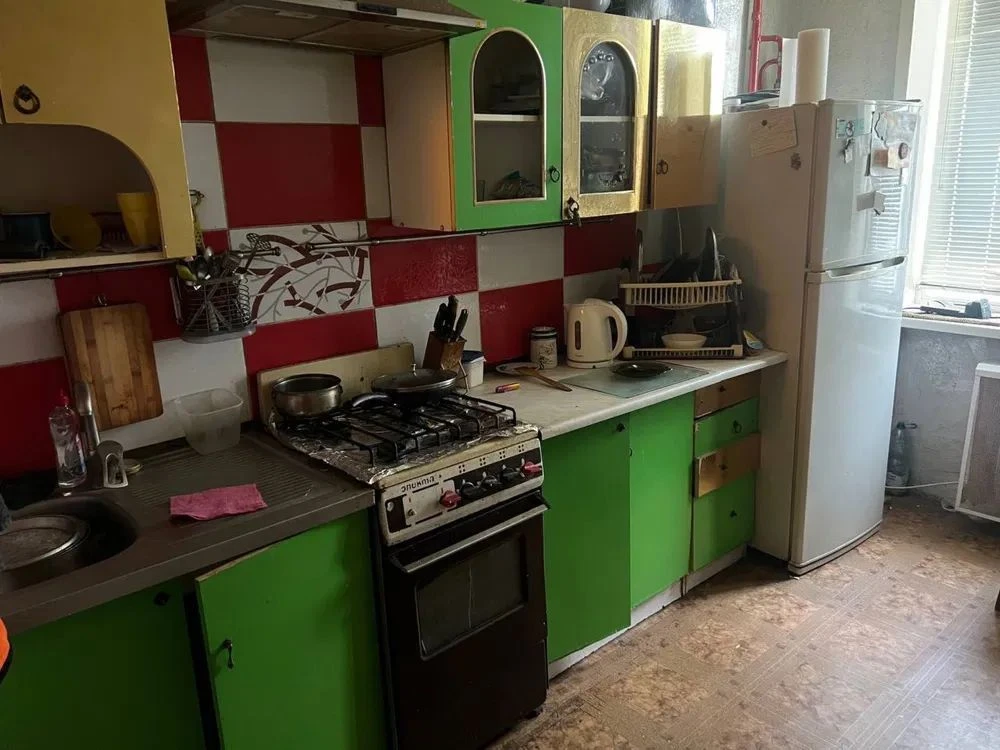 Продам 1 ком. полнометражную квартиру (Сталинка)в центре, пр