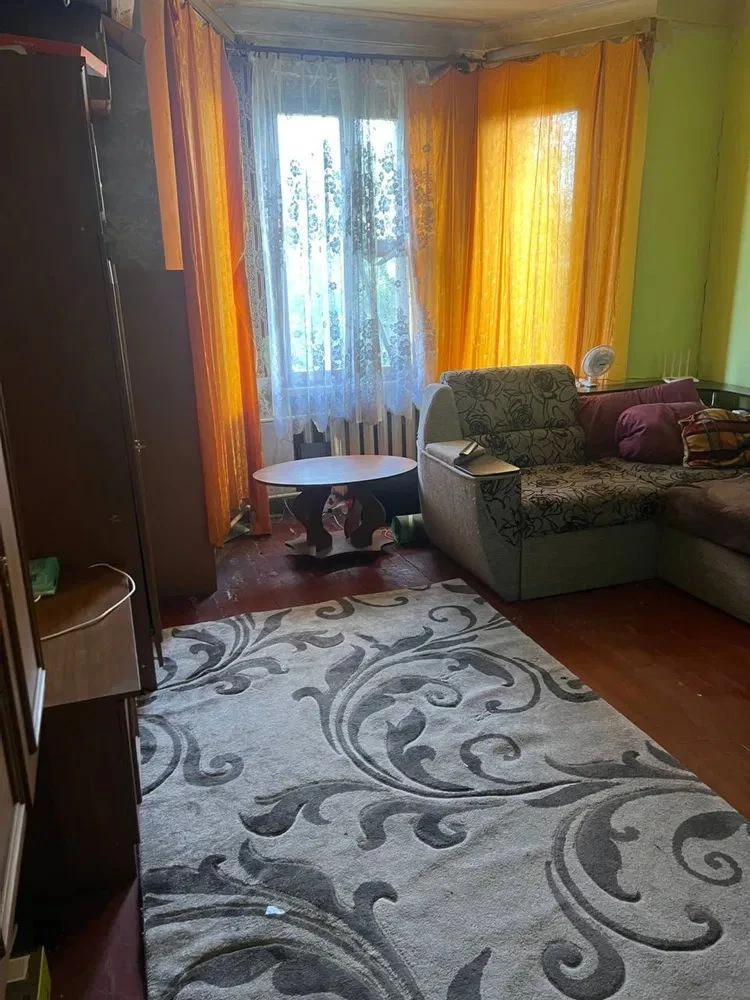 Продам 1 ком. полнометражную квартиру (Сталинка)в центре, пр