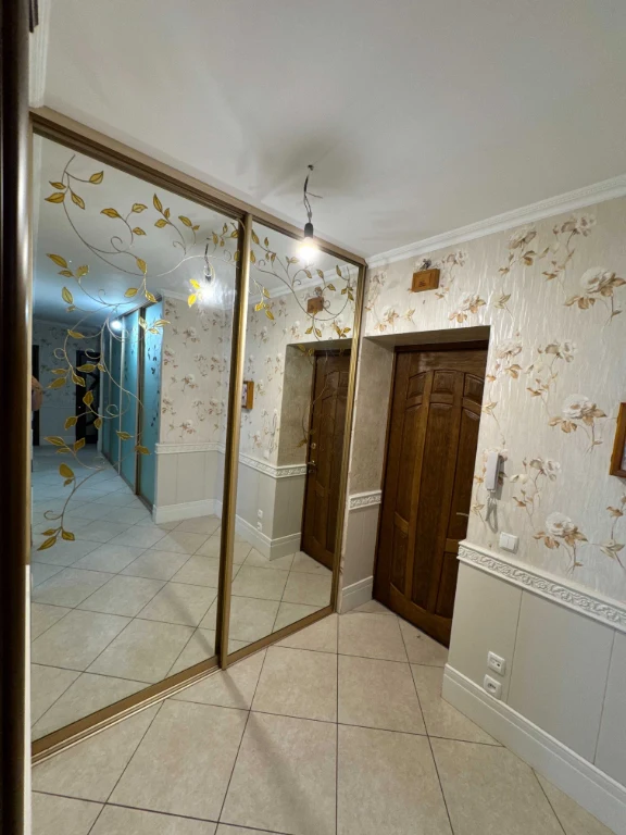 Продаж 2-кімнатної крупногабаритної квартири, цегляний будин