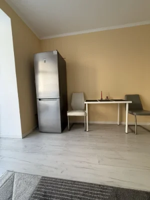 Продається однокімнатна квартира .Цент.Озеро .