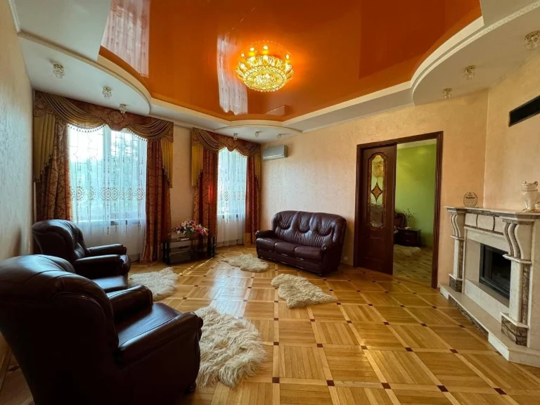 3-bedroom apartment with renovation, city center, near