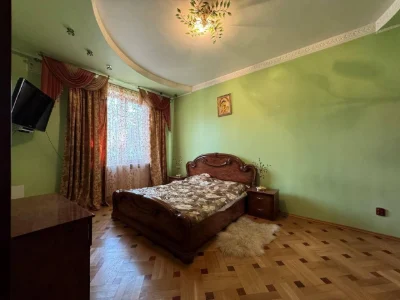 Продаж 3-кімнатна квартира з ремонтом, ближній центр, поруч
