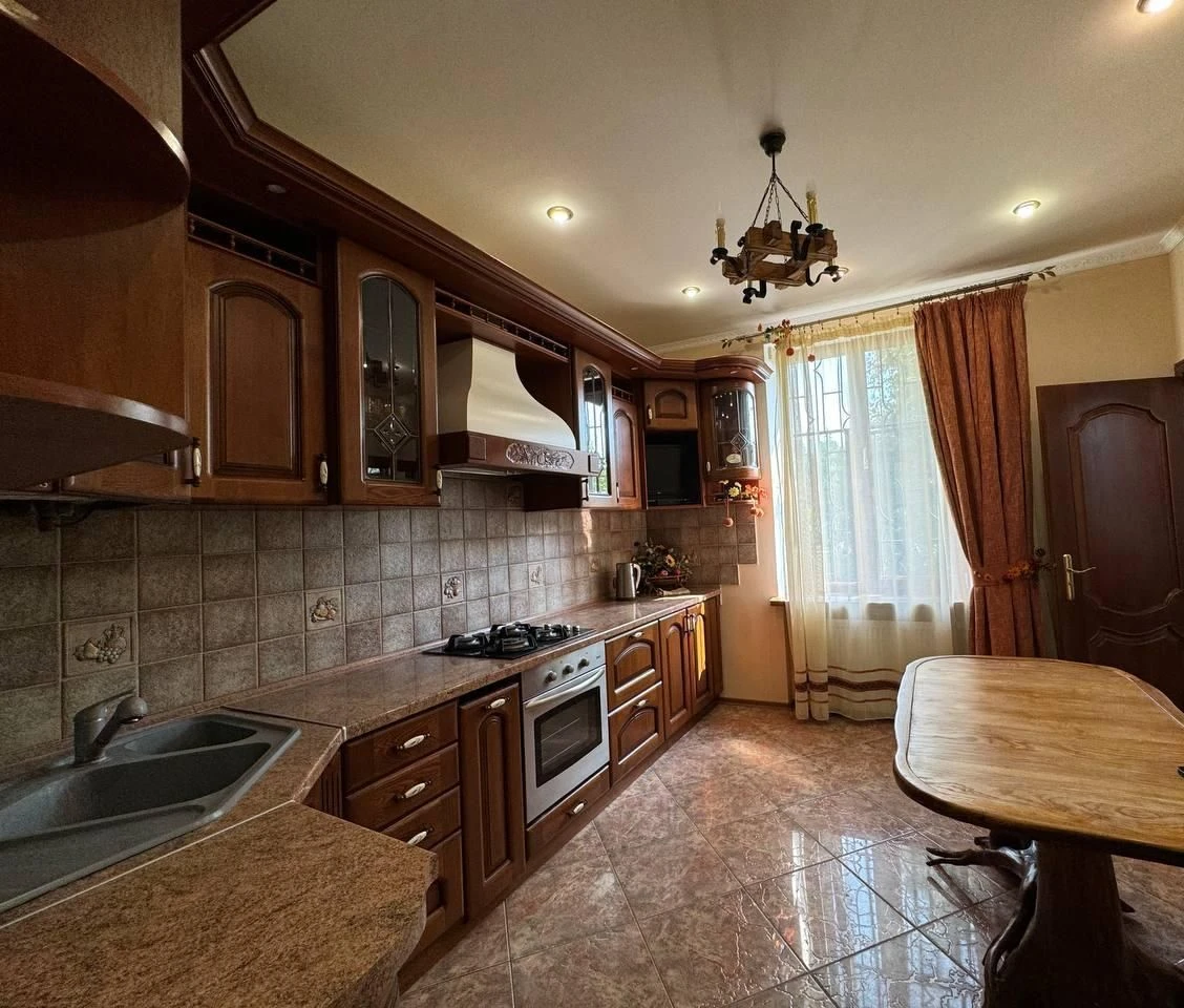 Продаж 3-кімнатна квартира з ремонтом, ближній центр, поруч