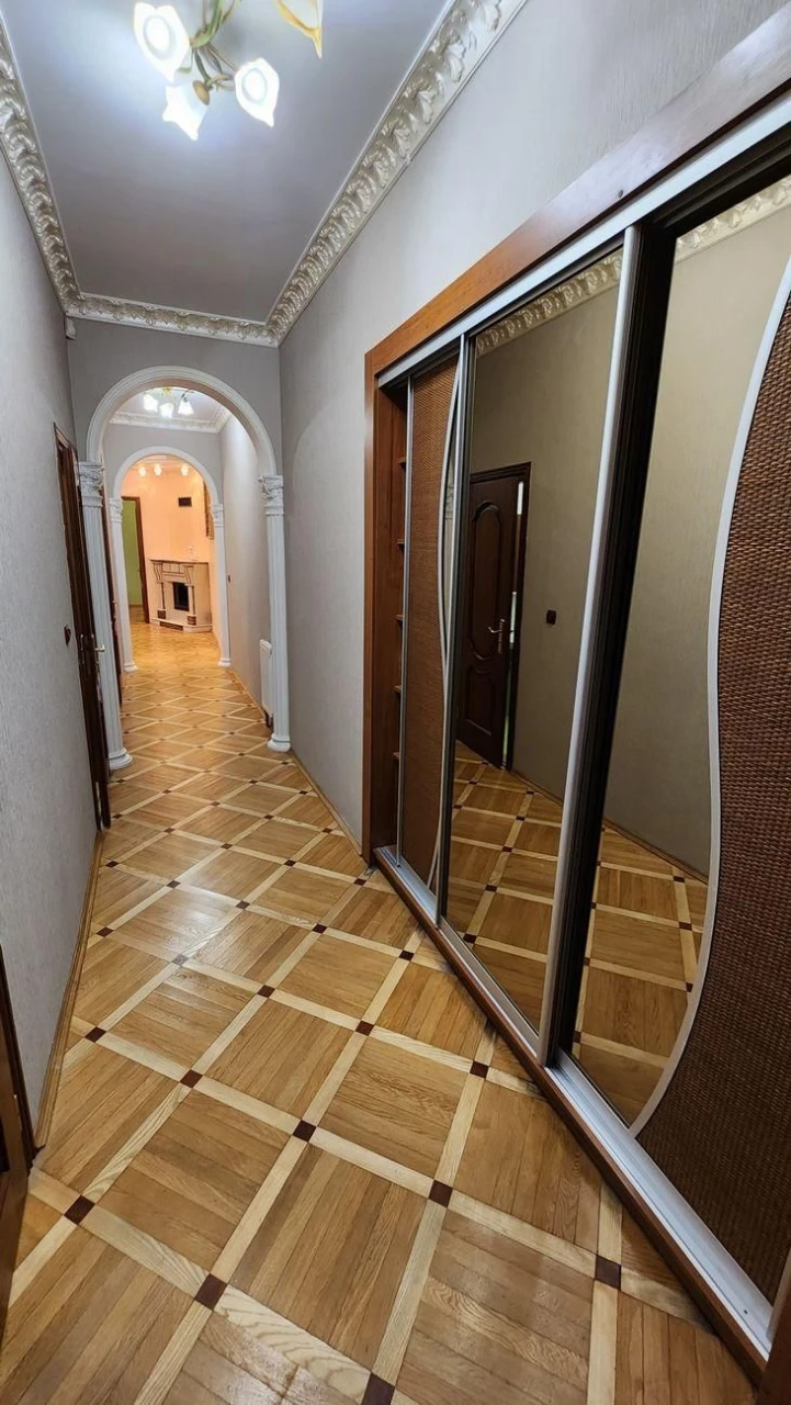 Продаж 3-кімнатна квартира з ремонтом, ближній центр, поруч
