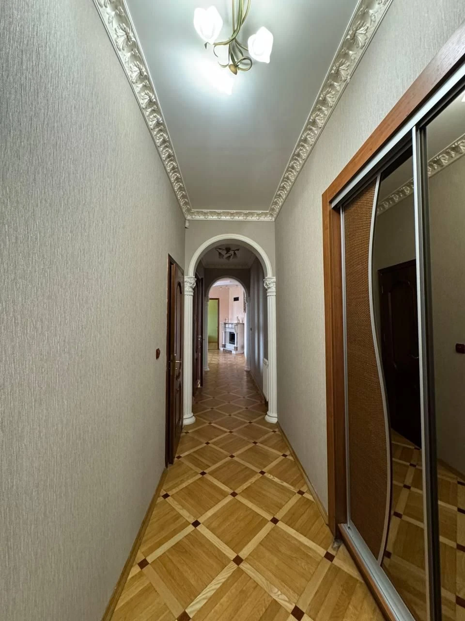Продаж 3-кімнатна квартира з ремонтом, ближній центр, поруч