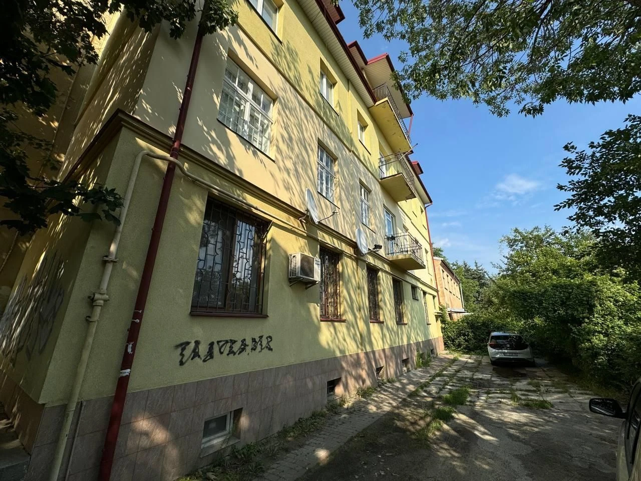 Продаж 3-кімнатна квартира з ремонтом, ближній центр, поруч