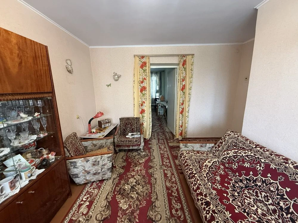 Sale of a 3-room apartment on Bohoyavlensky Avenue, 4th floor