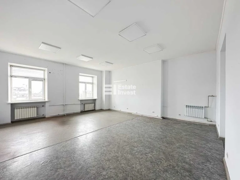 I will sell a 4-room apartment in the historical center of Kharkiv on the street.