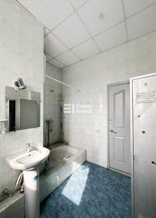 I will sell a 4-room apartment in the historical center of Kharkiv on the street.