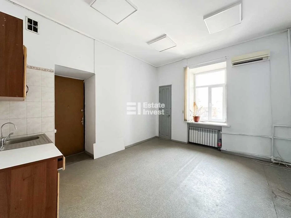 I will sell a 4-room apartment in the historical center of Kharkiv on the street.