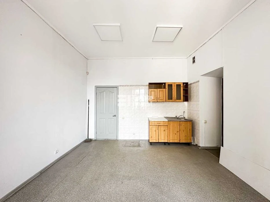I will sell a 4-room apartment in the historical center of Kharkiv on the street.