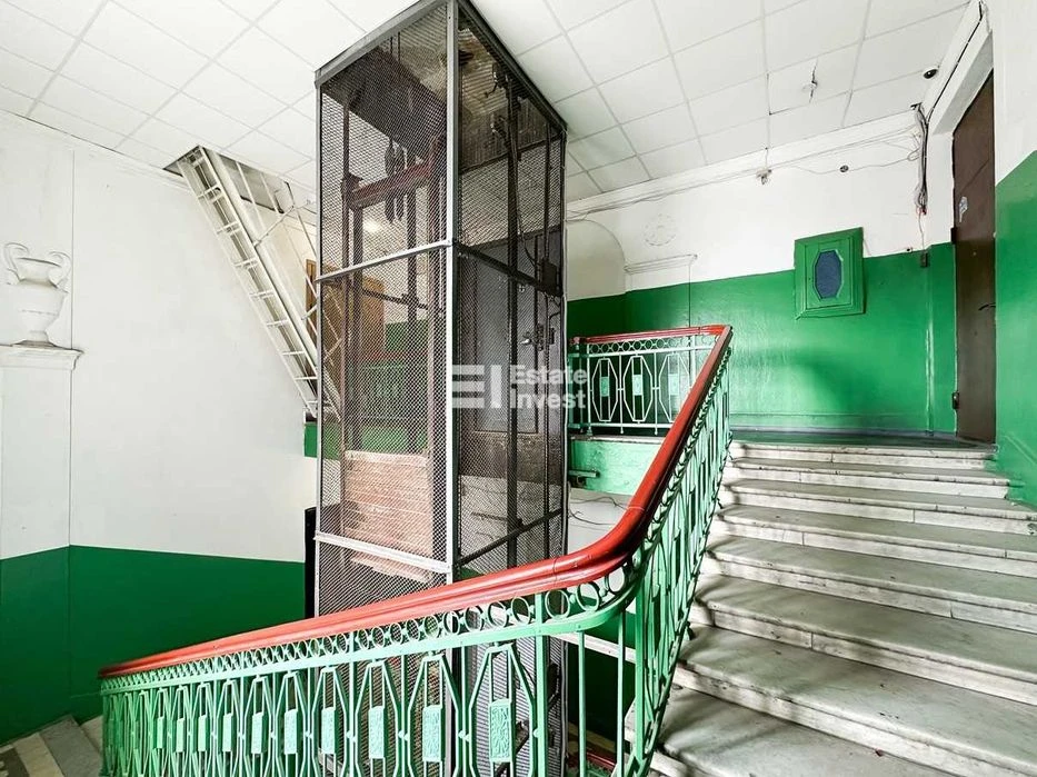 I will sell a 4-room apartment in the historical center of Kharkiv on the street.