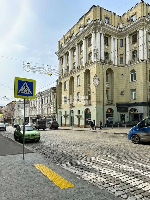 I will sell a 4-room apartment in the historical center of Kharkiv on the street.