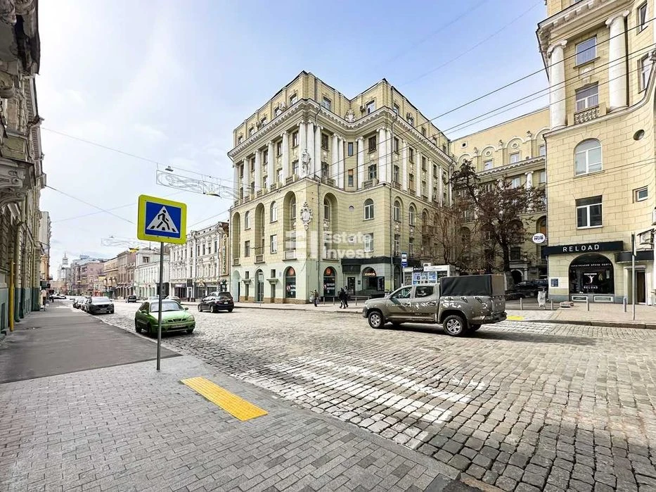 I will sell a 4-room apartment in the historical center of Kharkiv on the street.