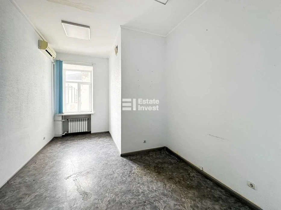 I will sell a 4-room apartment in the historical center of Kharkiv on the street.