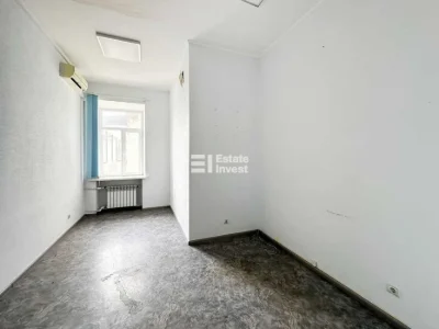 I will sell a 4-room apartment in the historical center of Kharkiv on the street.