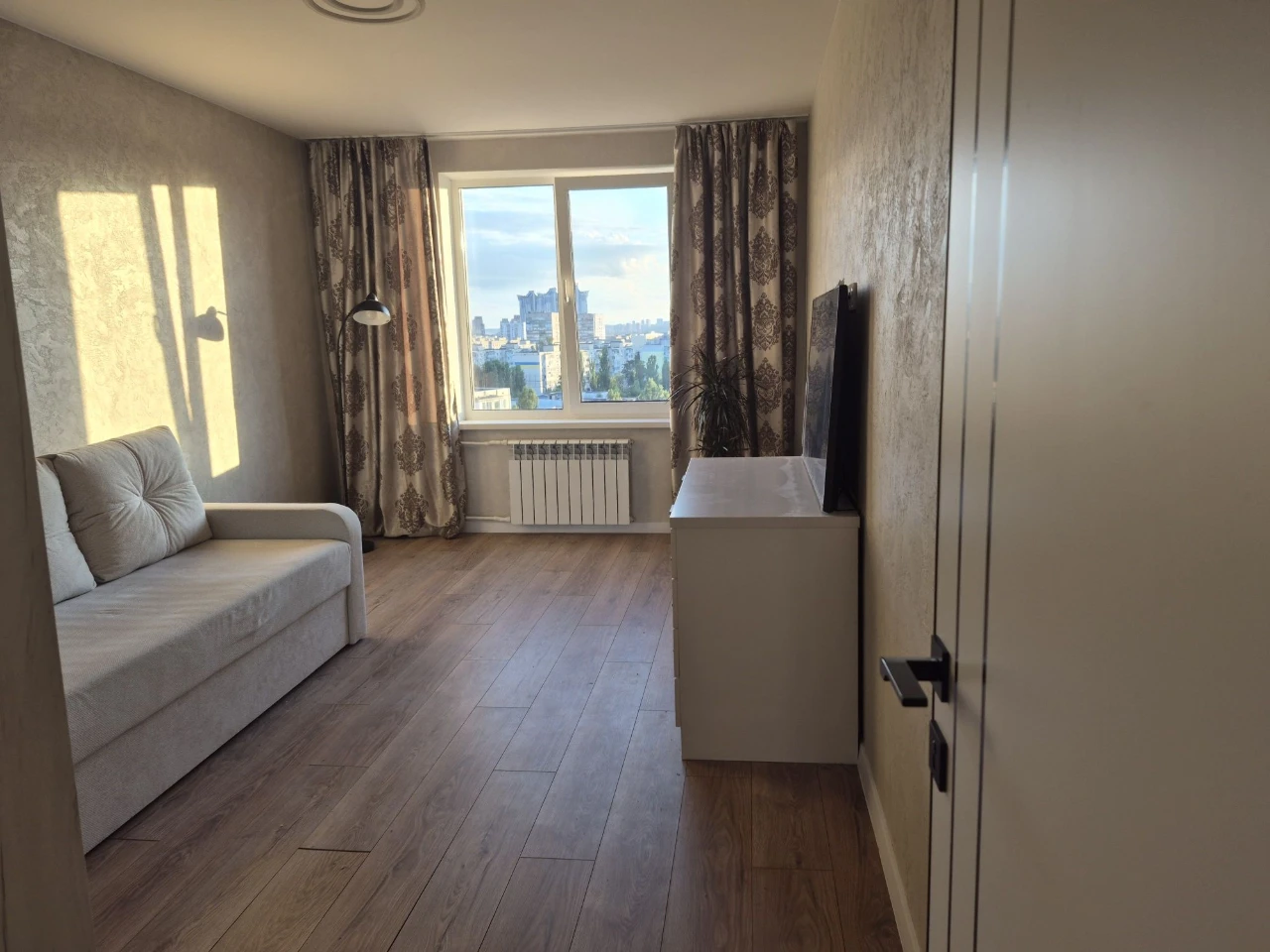 Продам кварт з ремонтом 3к  Русанівка , метро Лівобережна ,