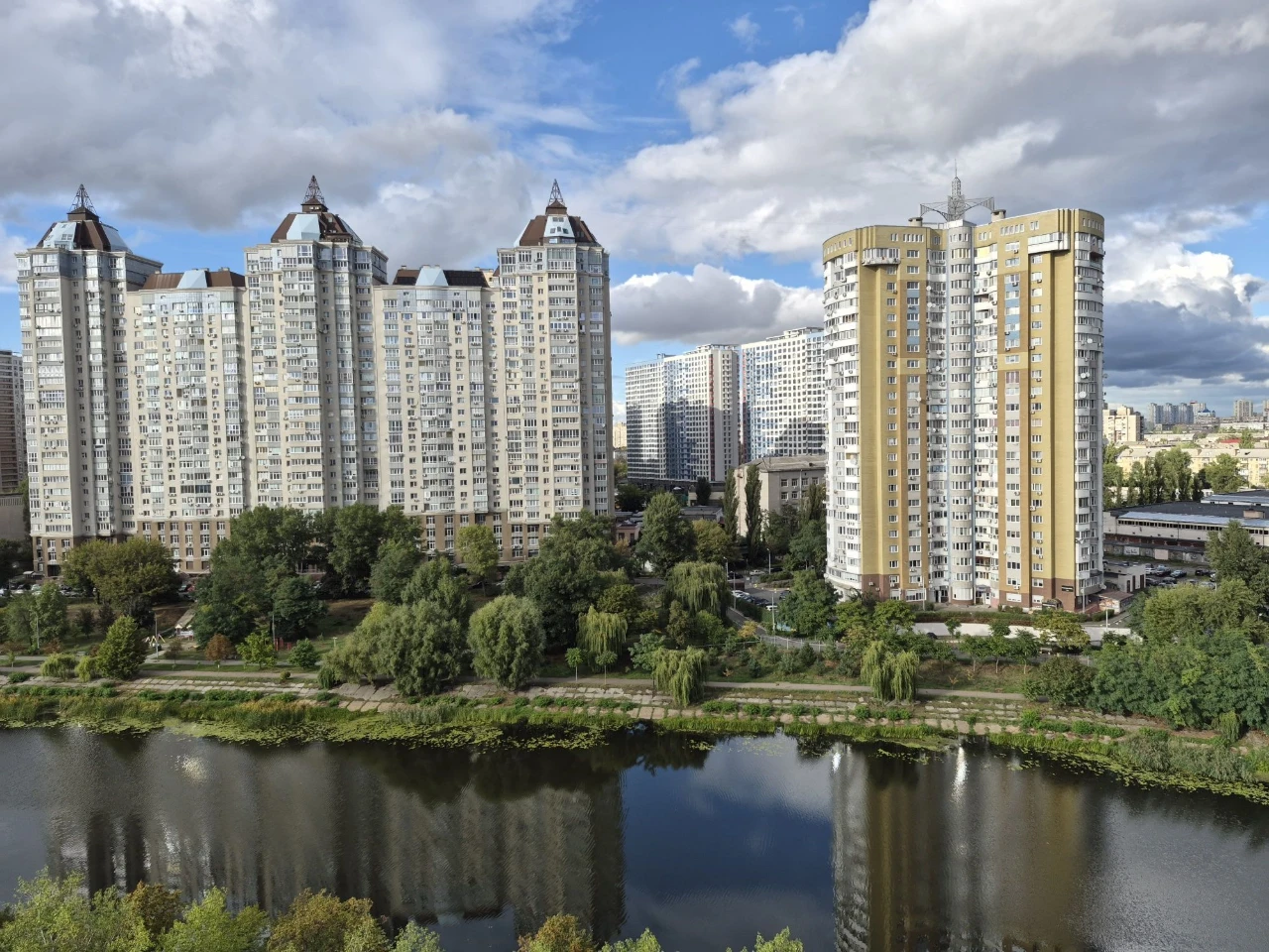 Продам кварт з ремонтом 3к  Русанівка , метро Лівобережна ,