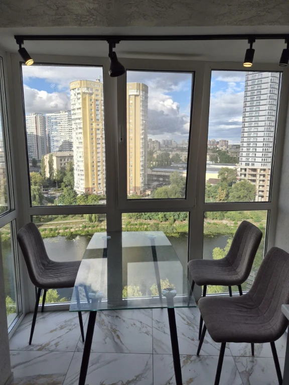 Продам кварт з ремонтом 3к  Русанівка , метро Лівобережна ,