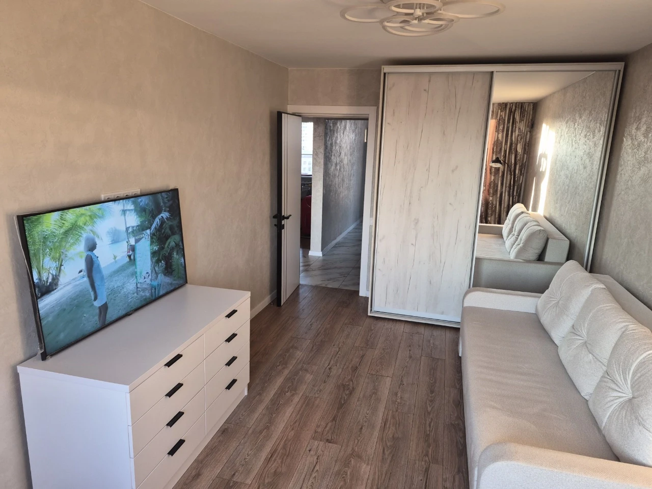 Продам кварт з ремонтом 3к  Русанівка , метро Лівобережна ,