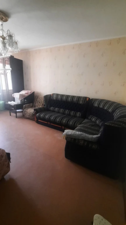Продаю срочно с выездом 3комн.кв чешка,квадратный холл ул. О
